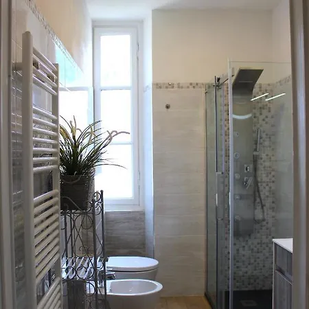 Free Parking - Elegant Two-bedroom With Balcony