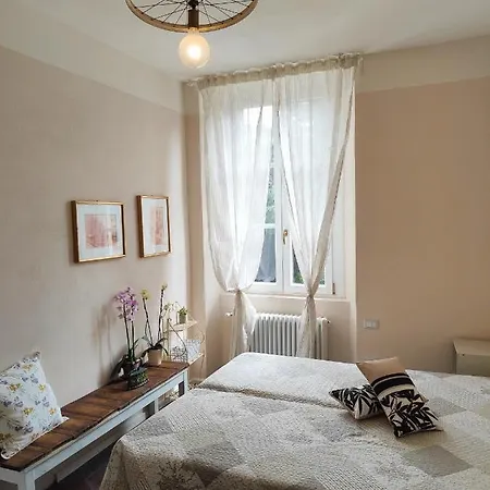 Free Parking - Elegant Two-bedroom With Balcony