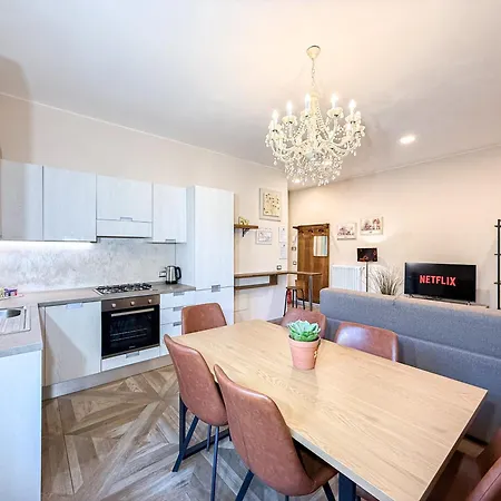 Apartamento Free Parking - Elegant Two-bedroom With Balcony