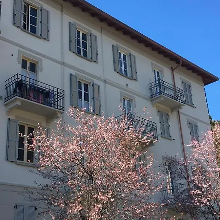 Free Parking - Elegant Two-bedroom With Balcony