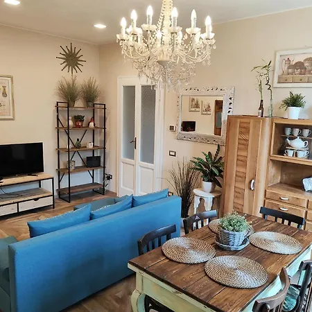 Free Parking - Elegant Two-bedroom With Balcony