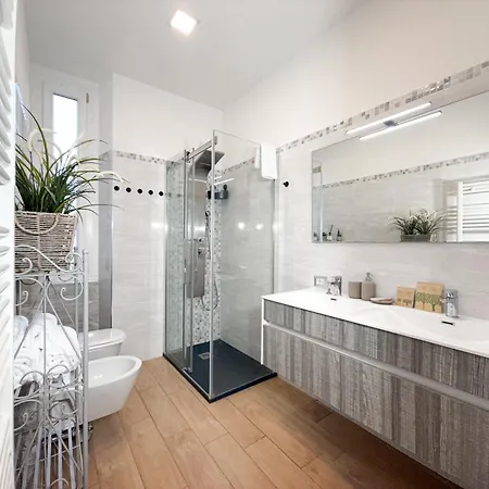 Free Parking - Elegant Two-bedroom With Balcony