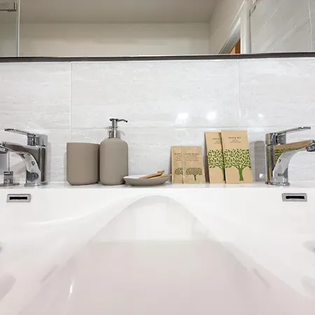 Lejlighed Free Parking - Elegant Two-bedroom With Balcony *