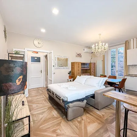 Lejlighed Free Parking - Elegant Two-bedroom With Balcony *