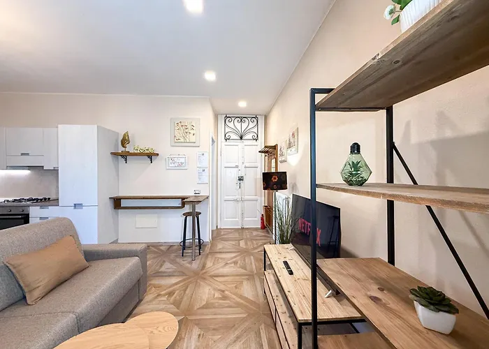 Free Parking - Elegant Two-bedroom With Balcony アパート チェルノッビオ