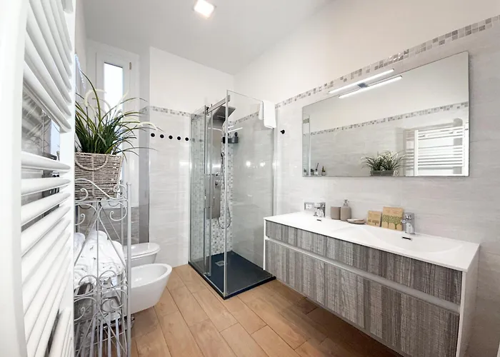 Free Parking - Elegant Two-bedroom With Balcony